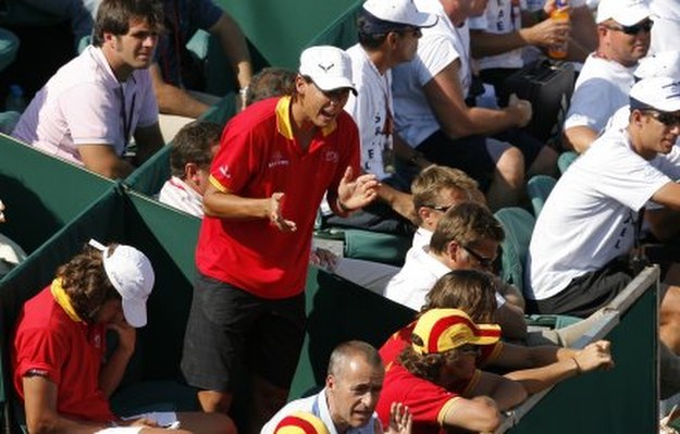 Rafael Nadal w potyczce z Izraelem tylko dopingował swoich kolegów /AFP