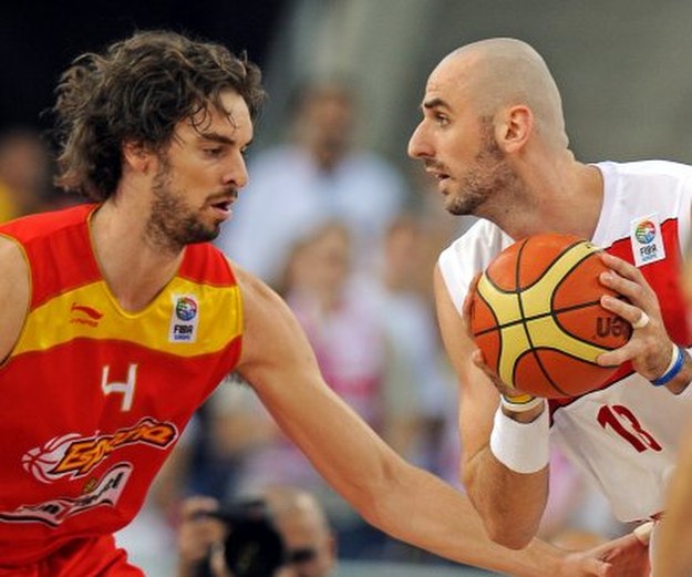 Mistrz Europy - Pau Gasol i lider polskiej kadry, Marcin Gortat /AFP