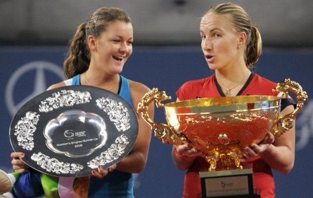 Agnieszka Radwańska (z lewej) i Swietłana Kuzniecowa po finale China Open /AFP