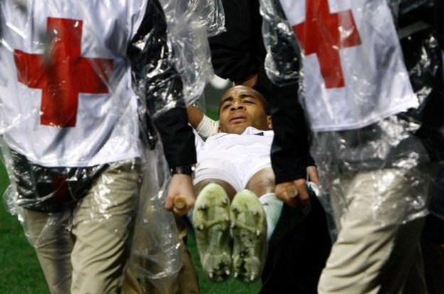 Oguchi Onyewu opuszcza boisko na noszach /AFP