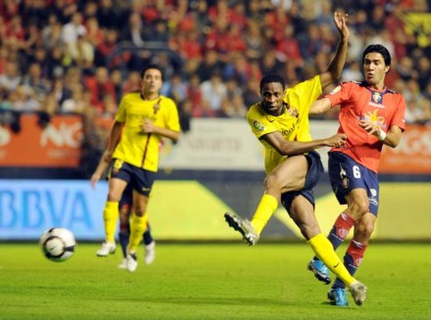Seydou Keita strzela gola dla Barcelony /AFP