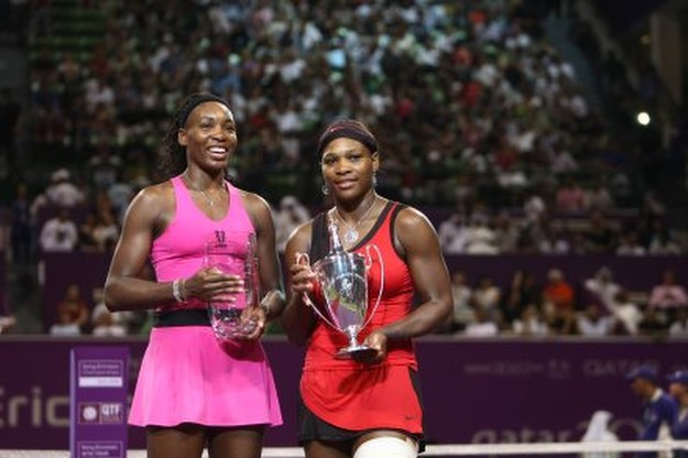 Venus (z lewej) i Serena Williams /AFP