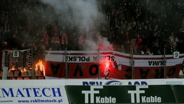 Kibice Wisły palą flagi Cracovii. Fot. Joanna Żmijewska. /INTERIA.PL