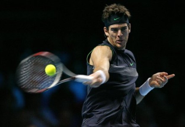 Juan Martin del Potro pokonał Rogera Federera i zagra w półfinale /AFP