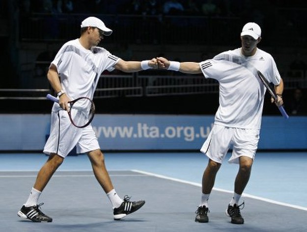 Bob Bryan (z lewej) i jego brat Mike. /AFP