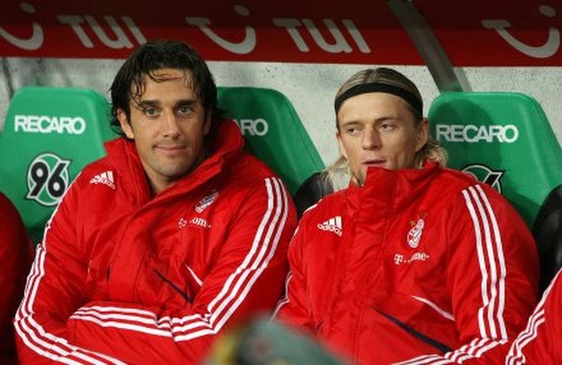 Luca Toni (z lewej) na ławce rezerwowych /AFP