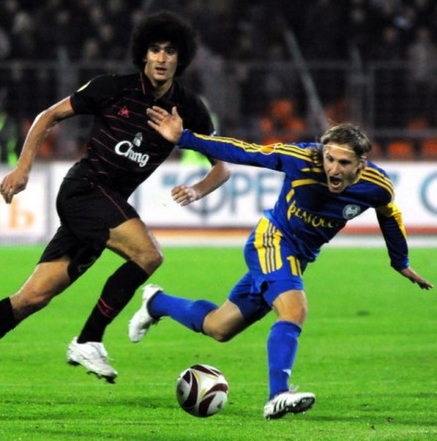 Sergiej Kriwiec (z prawej) w meczu z Evertonem. /AFP
