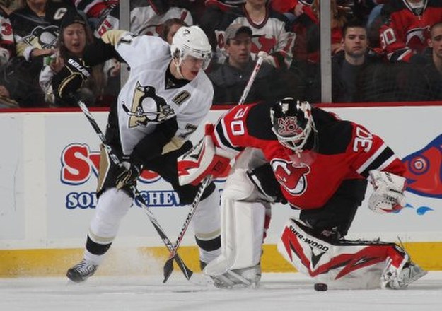 Bramkarz New Jersey Devils Martin Brodeur broni strzał Jewgienija Małkina (Penguins). /AFP