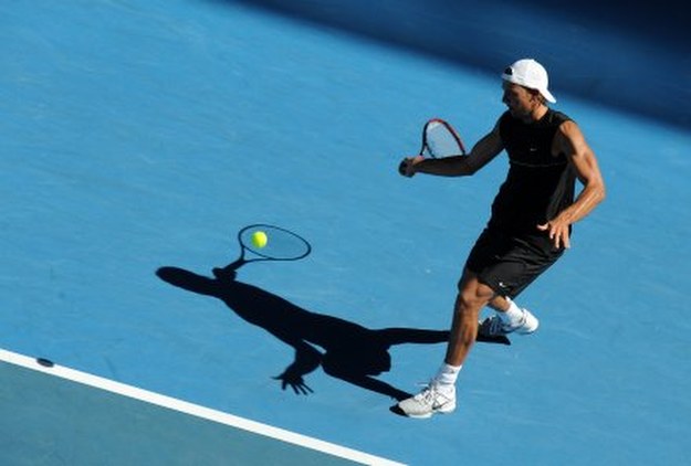 Łukasz Kubot podczas meczu z Serbem Novakiem Djokovicem. /AFP