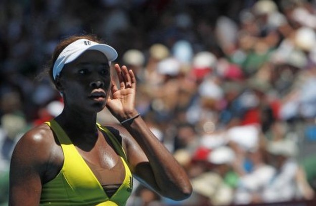 Venus Williams zmartwiona po porażce. /AFP