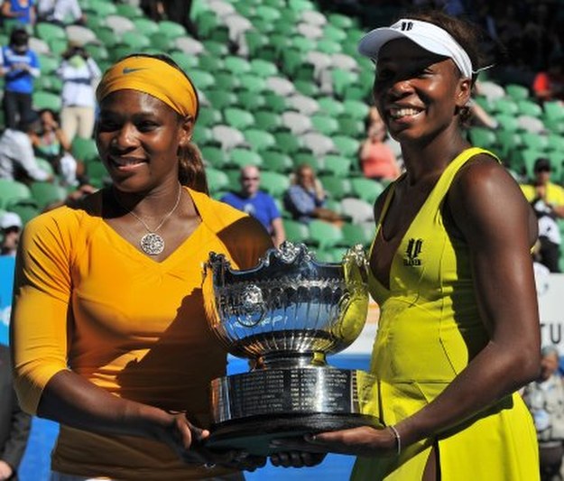 Serena i Venus Williams z okazałym trofeum za zwycięstwo w Australian Open /AFP