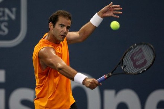 Pete Sampras zagra w meczu pokazowym w Atlantic City /AFP