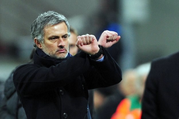 Za ten gest Jose Mourinho został zawieszony. /AFP