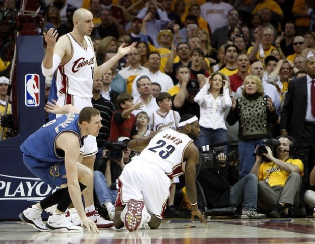 LeBron James chce powrotu Zydrunasa Ilgauskasa (z lewej) /AFP