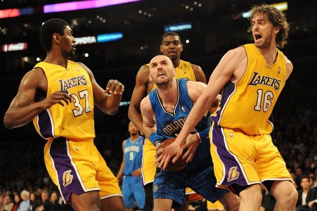 Marcin Gortat podczas meczu z Los Angeles Lakers. /AFP