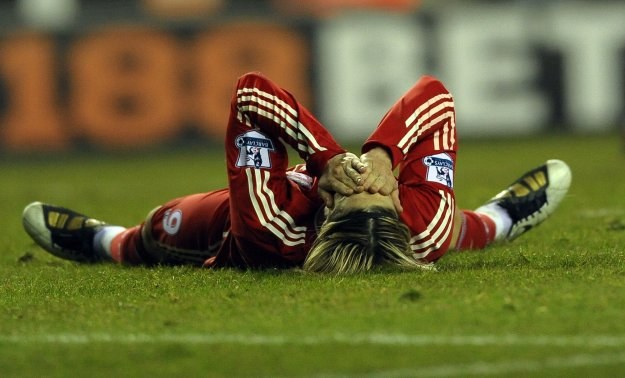 Załamany napastnik Liverpoolu Fernando Torres /AFP