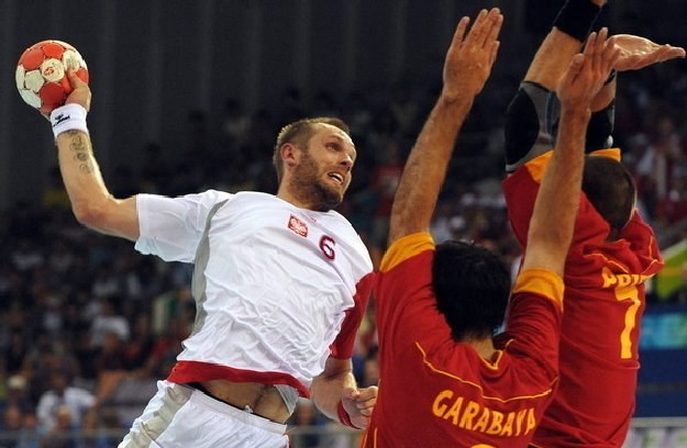 Rzuca Grzegorz Tkaczyk. /AFP