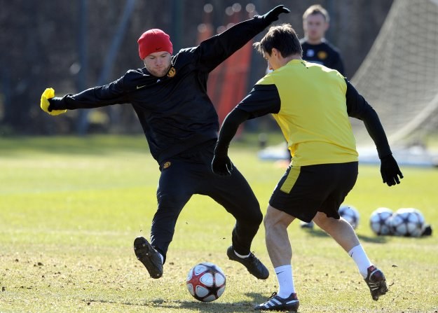 Wayne Rooney hasał jak źrebaczek na wtorkowym treningu Man Utd /AFP