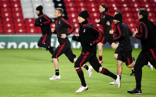 David Beckham i jego koledzy z AC Milan ruszą na podbój Old Trafford /AFP