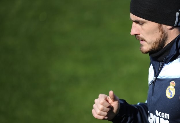 Iker Casillas na czwartkowym treningu nie miał wesołej miny /AFP