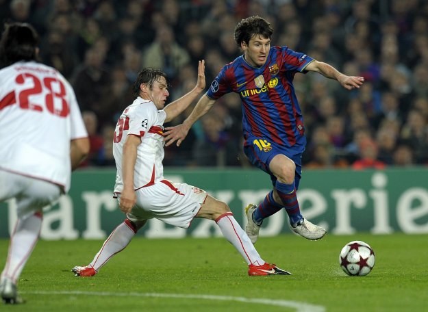 Lionel Messi mija obrońcę VfB Stuttgart Christiana Traescha /AFP