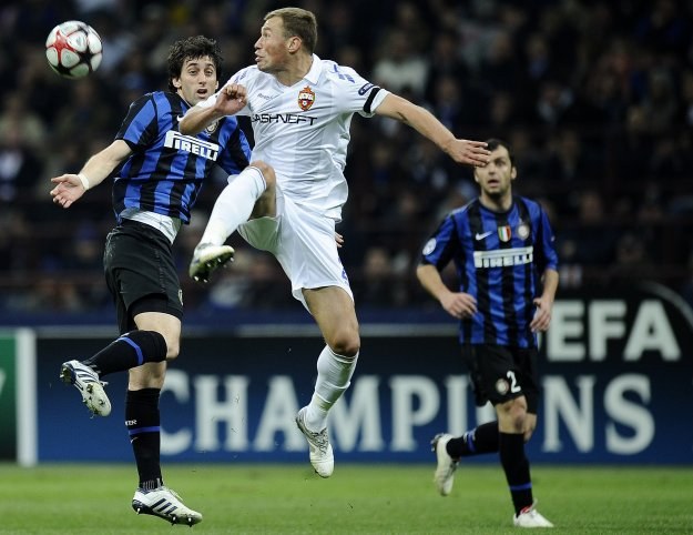 Diego Milito i Aleksiej Berezucki /AFP