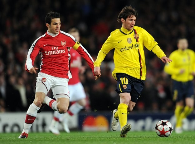 Leo Messi kontra Cesc Fabregas. /AFP