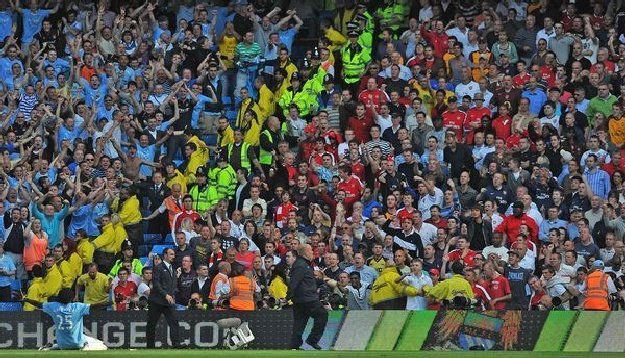 Fani przeciwnych drużyn blisko siebie: Manchester City i Arsenal. W Polsce nie do pomyślenia /AFP