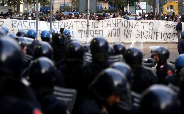 Tifosi przed RAI: "Rasizm zatrzymuje grę ligi, ale śmierć kibica nie ma znaczenia." /AFP