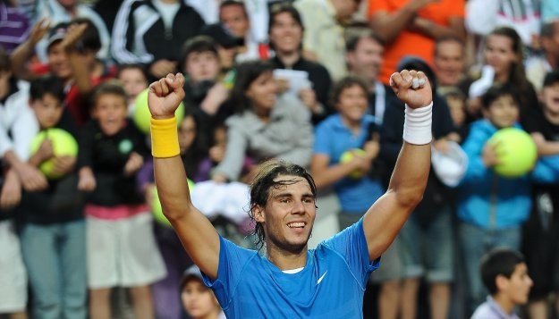 Rafael Nadal świętuje zwycięstwo w ćwierćfinale /AFP