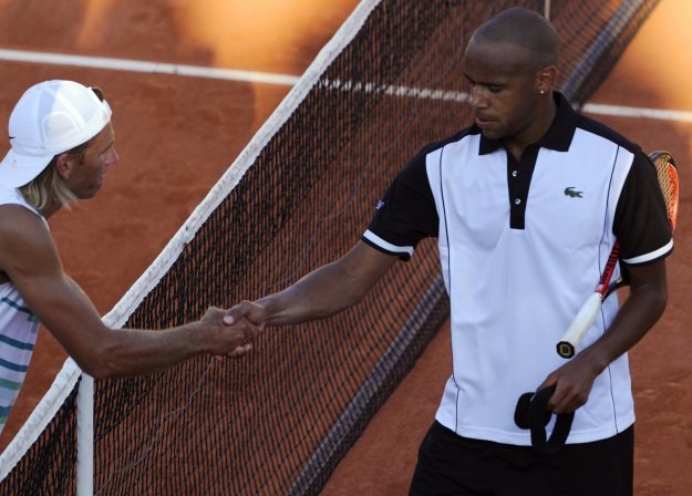 Łukasz Kubot (z lewej) gratuluje Joselinowi Ouannie zwycięstwa w Paryżu /AFP