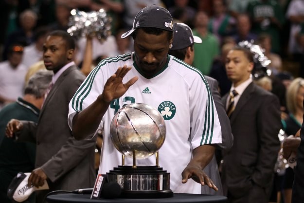 Tony Allen z Bostonu z trofeum na wygranie rywalizacji w Konferencji Wschodniej /AFP