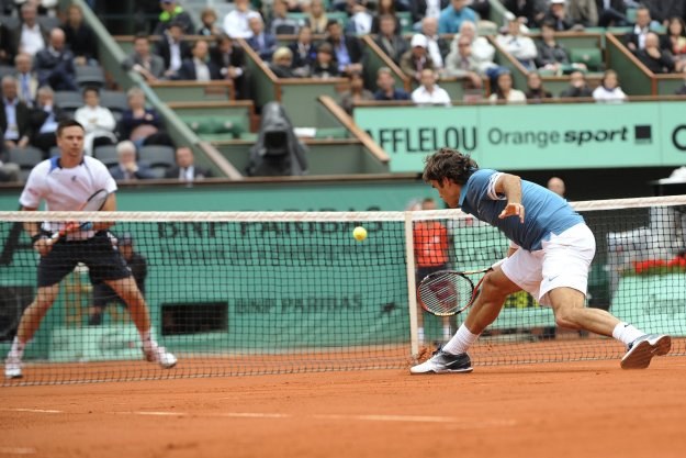 Roger Federer (z prawej) pożegnał się z turniejem Roland Garros /AFP