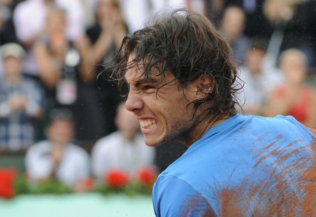 Rafael Nadal w "grymasie" zwycięstwa na kortach w Paryżu /AFP