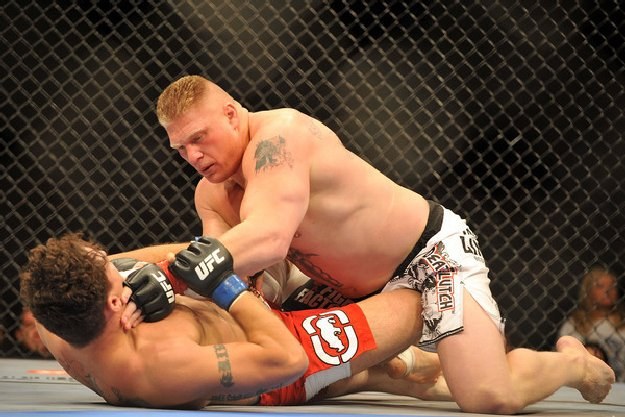 Brock Lesnar (z prawej) to aktualny mistrz UFC wagi ciężkiej /AFP