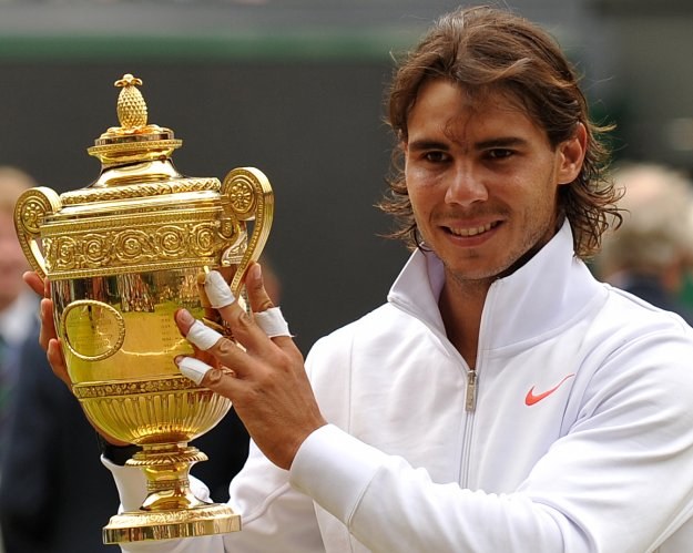 Rafael Nadal z okazałym trofeum za zwycięstwo w Wimbledonie /AFP