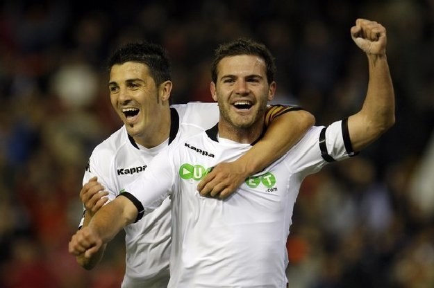 Juan Mata (z prawej) i David Villa, najbardziej bramkostrzelni piłkarze Valencii ostatnich lat. /AFP