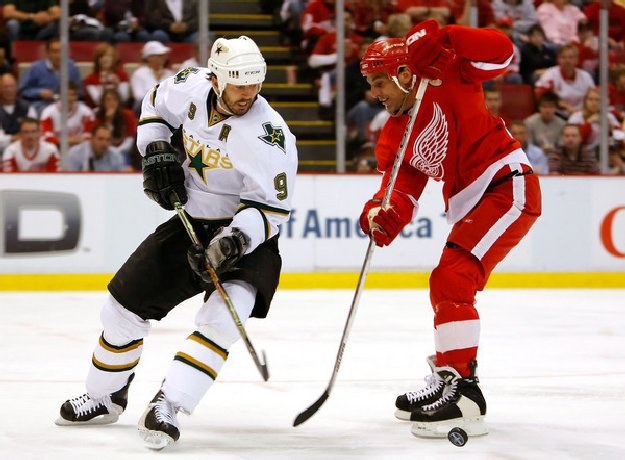 Chris Chelios (z prawej) /AFP