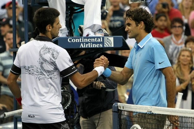 Novak Djoković i Roger Federer wymieniają uścisk dłoni po zaciętym pojedynku /AFP