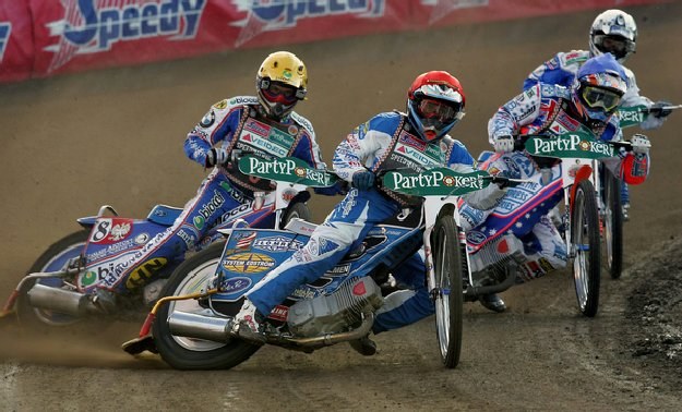 Tomasz Gollob szarżuje po zewnętrznej /AFP