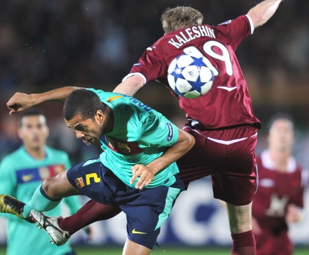 Dani Alves z FC Barcelona kontra Witalij Kaljeszin z Rubina Kazań. /AFP