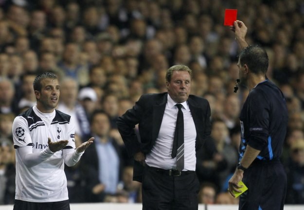 Rafael van der Vaart opuszcza boisko w 61. minucie /AFP