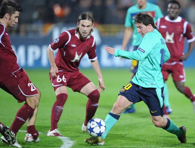 Nawet ozdrowienie Lionela Messiego (przy piłce) nie pomogło Barcelonie w Kazaniu /AFP