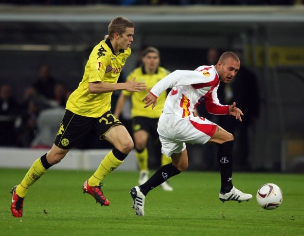 Sven Bender (z lewej) w pojedynku z Tiberio Guarente /AFP