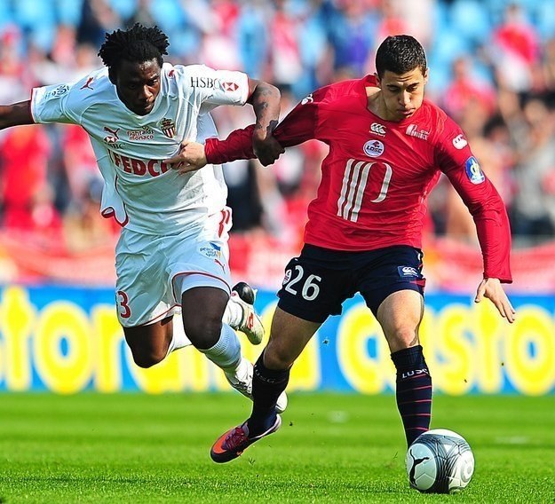 Eden Hazard (z prawej). Czy belgijski supertalent zagra w Liverpoolu? /AFP