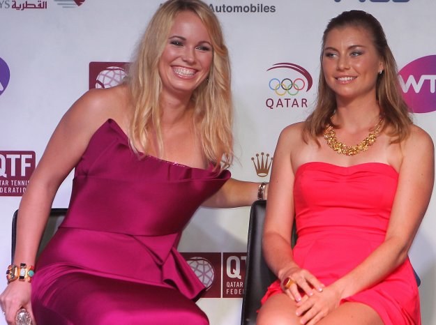 Wiera Zwonariewa (z prawej) i Caroline Wozniacki na losowaniu w Dausze /AFP