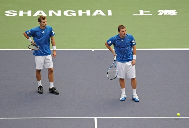 Mariusz Fyrstenberg (z lewej) i Marcin Matkowski pokonali braci Bryanów w turnieju Masters /AFP
