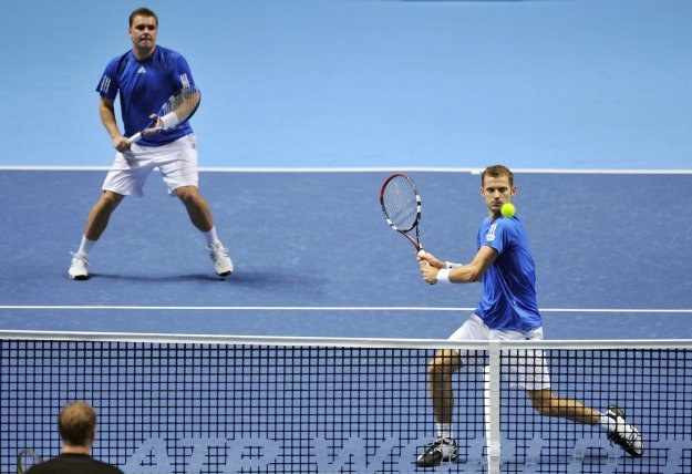 Marcin Matkowski (z lewej) i Mariusz Fyrstenberg mają szansę zagrać w półfinale turnieju Masters /AFP