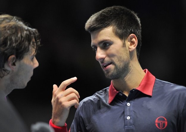 Novak Djokovic (z prawej) w rozmowie z Rafaelem Nadalem /AFP