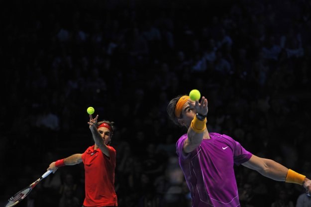 Roger Federer (z lewej) ograł Rafaela Nadala (z prawej). /AFP